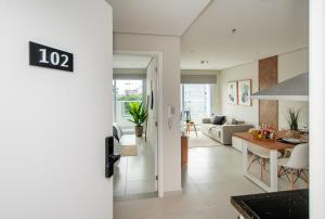 Chic Urban Flat walk to Malls with Pool and Gym