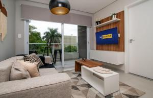 Modern Business Stay with Work Desk Pool and Gym