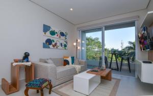 Business Stay with Fast Wi-Fi Pool and Workspace