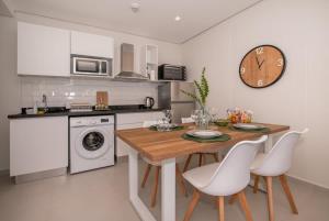 Stylish Hub Near Dining and Malls with Pool&Gym