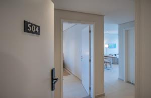 Stylish Hub Near Dining and Malls with Pool&Gym
