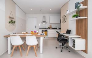 Cozy Apt with Work Desk Balcony Pool and Gym