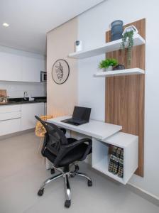 Cozy Apt with Work Desk Balcony Pool and Gym