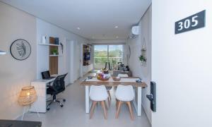 Cozy Apt with Work Desk Balcony Pool and Gym