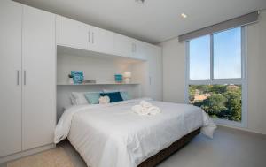 Modern Stay in Prime Area with Pool and Gym