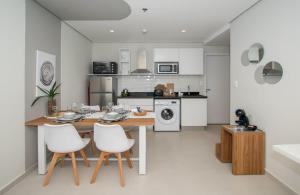 Vibrant Stay with Rooftop BBQ Pool and Near Malls