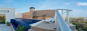 Vibrant Stay with Rooftop BBQ Pool and Near Malls