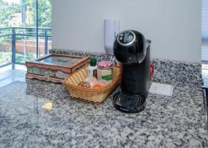 Spacious Oasis with Balcony Kitchen Near Malls