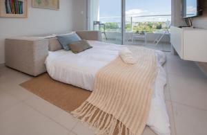 Charming Apt with City View Workspace Pool&Gym