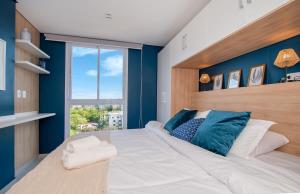 Charming Apt with City View Workspace Pool&Gym