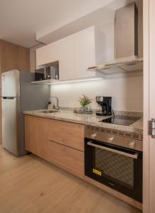 Bright Studio with Gym Rooftop Pool and City Views