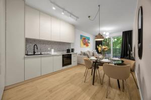 Warsaw Praga Apt - Parking, Balcony, Workdesk - by Rentujemy