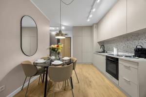 Warsaw Praga Apt - Parking, Balcony, Workdesk - by Rentujemy