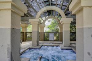 Colonnade Club 142