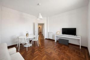 Walk to Metro A, Cozy 1BR with Lift & AC
