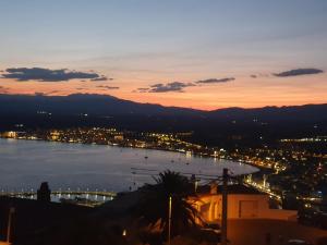Apartamento con fabulosas vistas sobre la bahía de Roses- El Piset