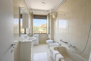 Walk to Metro A, Cozy 1BR with Lift & AC