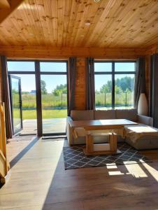 Ferienhaus Dziwna 70qm bis 7 Gäste mit Fass-Sauna, Whirlpool, großer Terrasse, eingezäuntem Garten & bis zu 6 Hunde kostenlos