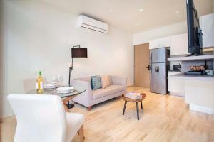 1BR Prime Location with Ocean View Rooftop & Pool