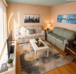 2 beds in a private room A with a free parking -15 min from downtown
