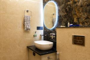 Luxe Studio - River & Hill View - 10 min from UPES