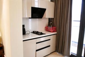 Luxe Studio - River & Hill View - 10 min from UPES