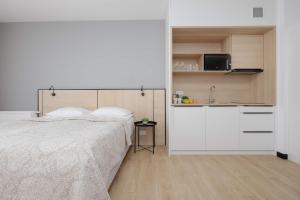Bright Apartments with Air Conditioning close to the Metro Station and PGE by Noclegi Renters