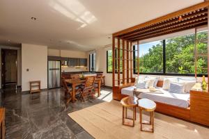 Modern 1BR Jungle View Retreat in Humana with Rooftop Pool