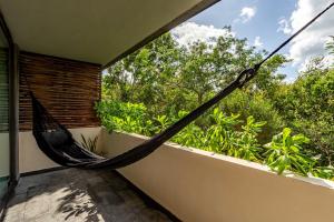 Modern 1BR Jungle View Retreat in Humana with Rooftop Pool