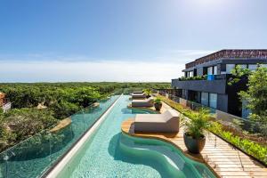 Modern 1BR Jungle View Retreat in Humana with Rooftop Pool