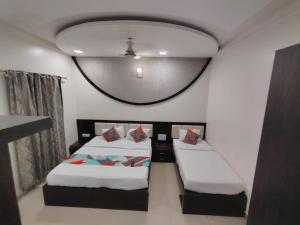 Crown Hotel Aadoree - Near Mumbai Airport, BKC Visa Consultant , Jio Convention Centre