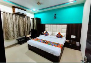 Crown Hotel Aadoree - Near Mumbai Airport, BKC Visa Consultant , Jio Convention Centre