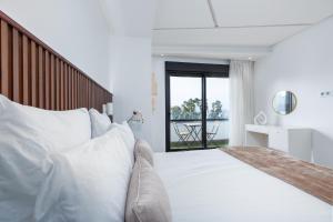 Seaview 2BR Apt Near Beach, AC, Pool, Balcony