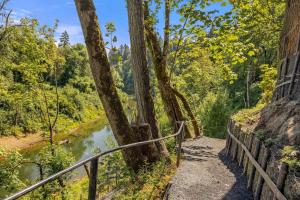 Kingwood - Riverfront Luxury w private trails