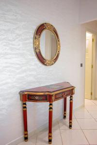 Tangerine Glow, Stylish Beachside 2BR