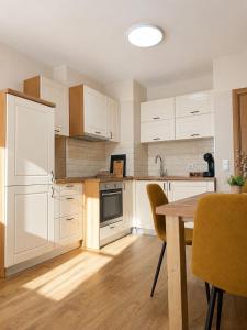 Modern Cozy Apartment Near NDK and South Park