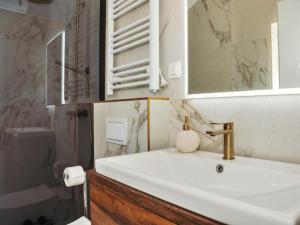 Capisanta Stone Cottage - One Bedroom Holiday Home with Hot Tub