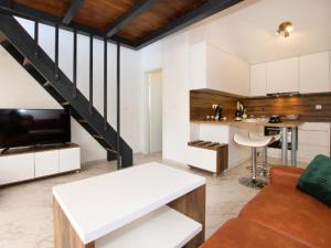 Capisanta Stone Cottage - One Bedroom Holiday Home with Hot Tub