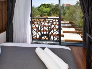 Capisanta Stone Cottage - One Bedroom Holiday Home with Hot Tub