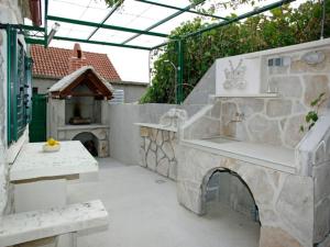 Menego Lodge Bol - Holiday Home with Terrace