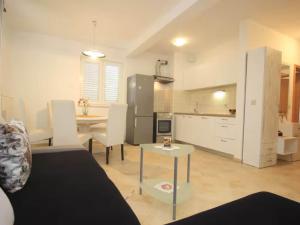 Srima To Relax Apartment - One Bedroom Apartment with Terrace