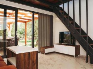 Capisanta Stone Cottage - One Bedroom Holiday Home with Hot Tub