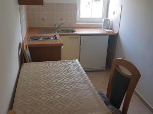 Apartments Danijela & Vlado - One Bedroom Apartment with Balcony and Garden View