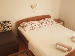 Apartments Danijela & Vlado - One Bedroom Apartment with Balcony and Garden View