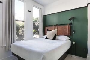 1BR Escape Queen Bed WiFi & Kitchenette