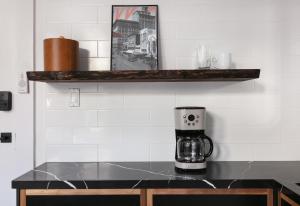 1BR Escape Queen Bed WiFi & Kitchenette