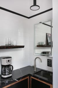 1BR Escape Queen Bed WiFi & Kitchenette