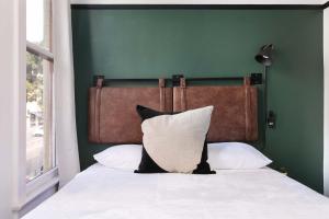 1BR Escape Queen Bed WiFi & Kitchenette