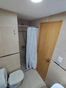 Comodo Departamento microcentro 1D, Confiable, con Balcon vista al cerro