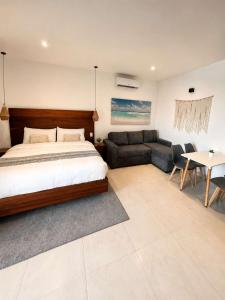 Sea-View Studio near Beach & Rooftop Pool